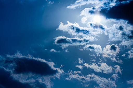深い青色の空 深い青色の空の写真