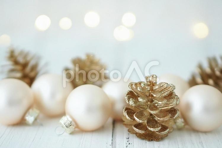 松ぼっくりとオーナメントのクリスマス背景 クリスマス,オーナメント,松ぼっくりの写真素材