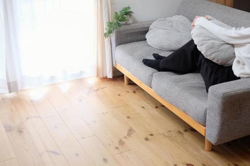 ソファーでくつろぐ40代女性の写真