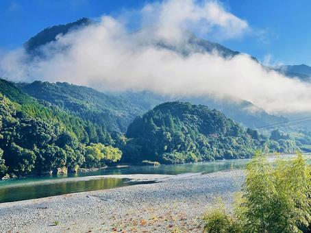 朝の霧　山脈　河川敷 風景,和歌山県熊野川町,河川敷の写真素材