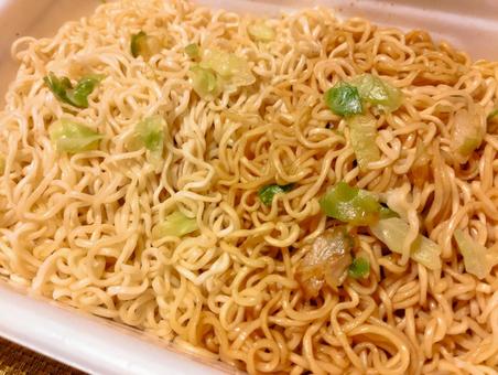 ラーメン味とギョーザ味 ラーメン味とギョーザ味 カップ焼きそば,カップ麺,ジャンクフードの写真素材