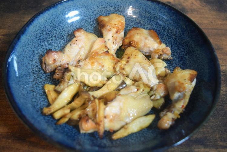 せせりとキノコのソテー せせり,しめじ,ソテーの写真素材