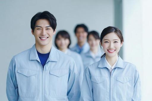 作業服男女のポートレート-1の写真