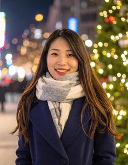 クリスマスツリーと紺のコートの彼女 クリスマスツリーと紺のコートの彼女の写真