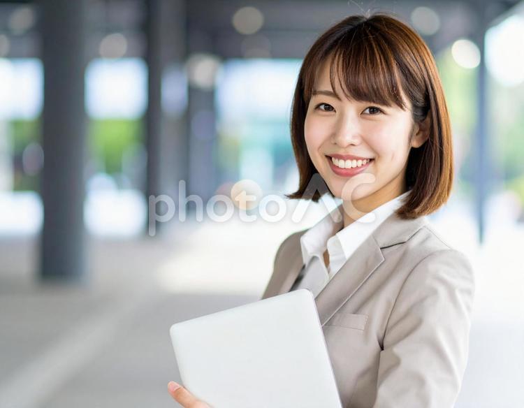 パソコンを持った女性会社員 女性,ビジネスウーマン,ビジネスの写真素材