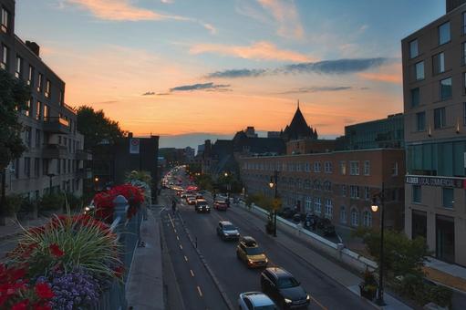 モントリオールの夕暮れの道路 モントリオールの夕暮れの道路 カナダ,モントリオール,住居の写真素材