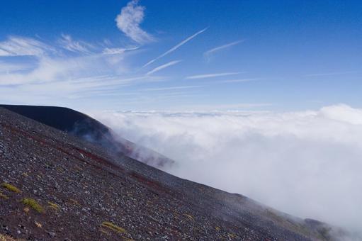 雲海に包まれる山頂 風景,自然,山の写真素材