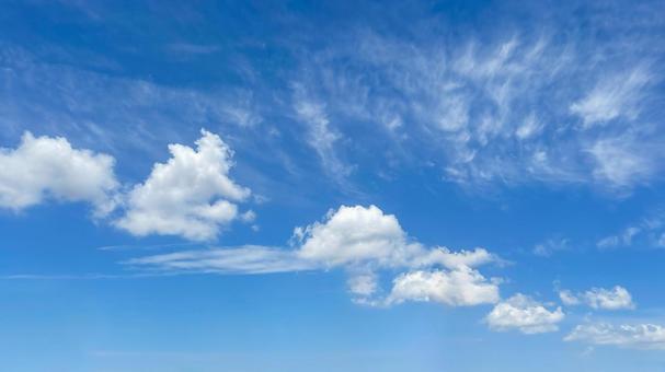 雲が浮かぶすっきりと気持ちのいい青空 雲が浮かぶすっきりと気持ちのいい青空 雲,空,青空の写真素材