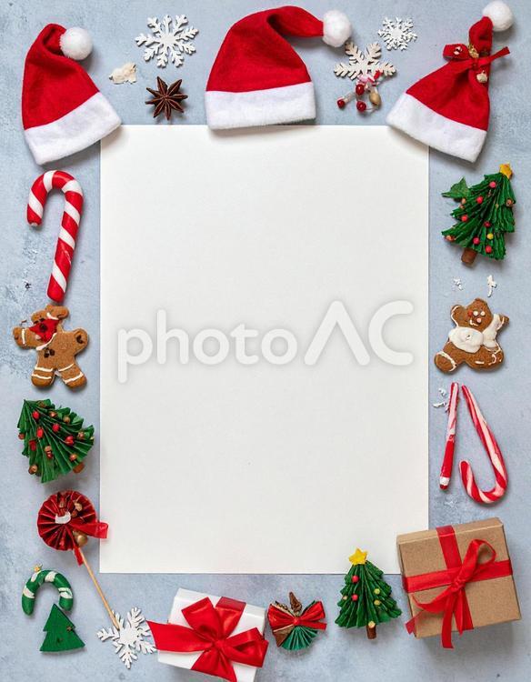 雑貨で囲むクリスマスフレーム クリスマス,サンタ帽子,プレゼントの写真素材