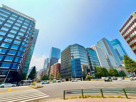 ブルースカイと京橋のビル群と交差点 ブルースカイと京橋のビル群と交差点 青空,空,ブルースカイの写真素材