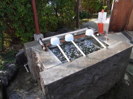 元日、初詣客を迎えるお寺の手水舎 元日、初詣客を迎えるお寺の手水舎 手水,寺,寺社の写真素材