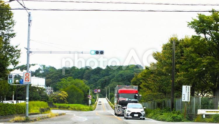 交差点風景　架道橋を上る車 交差点,トラック,車の写真素材