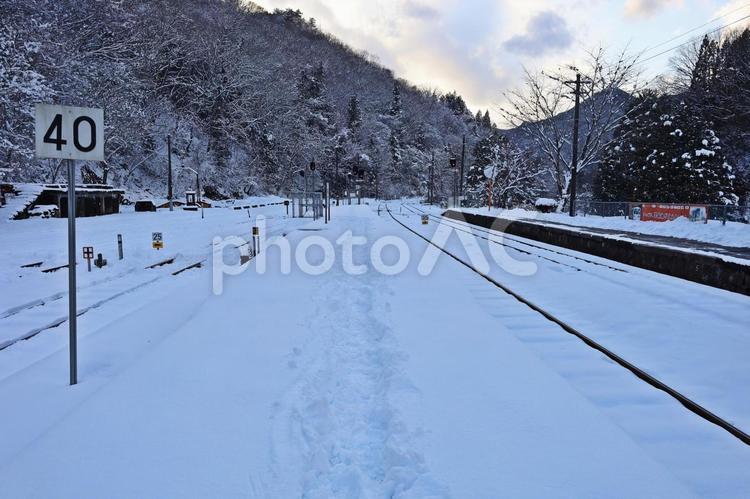 大雪の中列車が出発した備後落合駅 大雪の駅,芸備線,誰もいない駅の写真素材