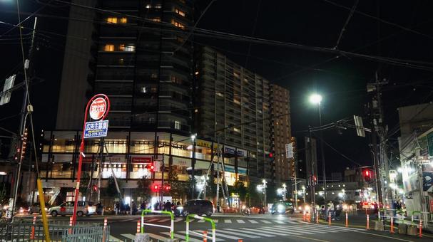 冬の夜道・中心街の街明り（埼玉県所沢市） 冬,所沢市,中心街の写真素材