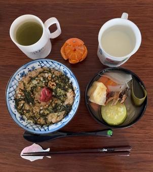 オートミールと鰹節にわさび茶づけ等の朝食 オートミールと鰹節にわさび茶づけ等の朝食の写真