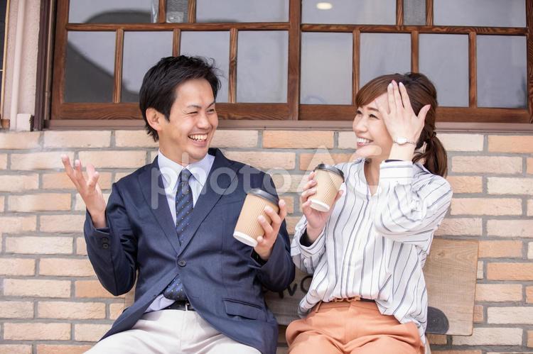 カジュアルビジネスの会社員 お調子者,爆笑,照れるの写真素材