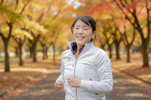 走る女性 走る女性 ジョギング,ランニング,女性の写真素材