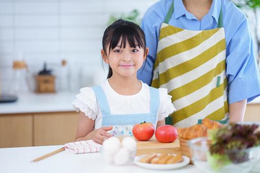 材料を前に微笑む女の子 女の子,トマト,野菜の写真素材