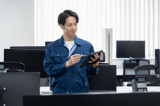 メンテナンスをする若い男性エンジニア エンジニア,技術者,メンテナンスの写真素材