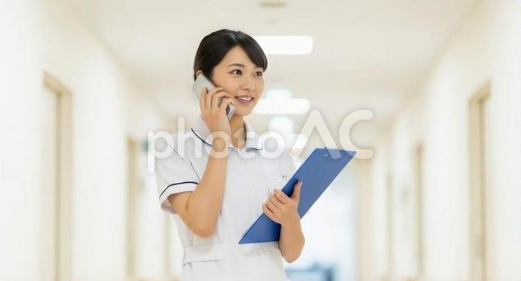 PHSで連絡をするアジア人看護師 看護師,女性,phsの写真素材