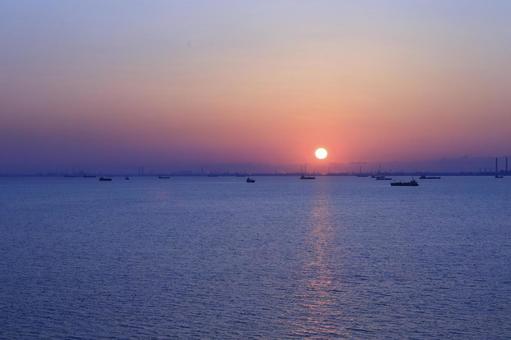 海ほたるからの朝日 海ほたるからの朝日 朝日,日出,日の出の写真素材