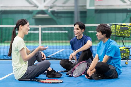 スポーツジムでテニスをする若い男女 テニススクール,スポーツジム,スポーツの写真素材