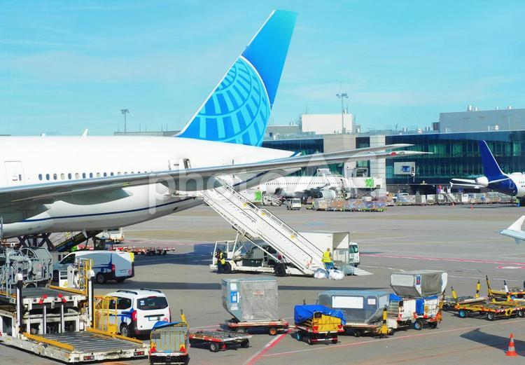 飛行機の階段 航空機 空港 空の旅 機体 飛行機,旅客機,ジェット機の写真素材