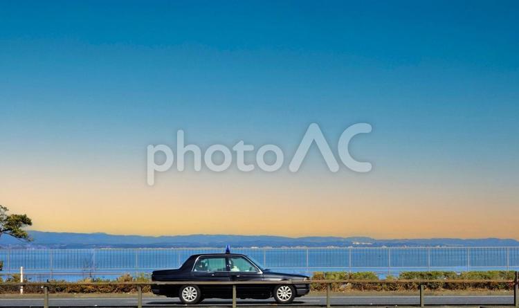 海岸ロードの旧型タクシー 車,海,タクシーの写真素材