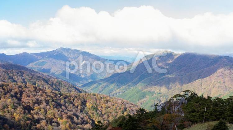 日本の秋の山で見える紅葉とハイキング 紅葉,秋,風景の写真素材