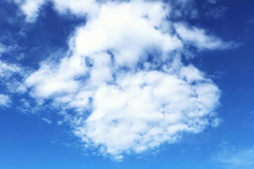 お出かけ日和の「綺麗な雲の群れ」 雲,空,スカイブルーの写真素材