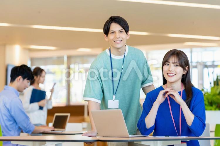 オフィスで働く若いエンジニア ビジネス,オフィス,エンジニアの写真素材