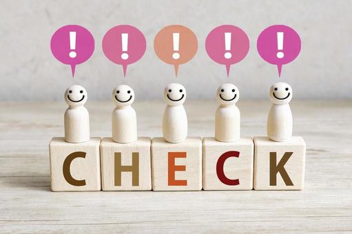 チェックの文字ブロックと人形 チェックの文字ブロックと人形の写真