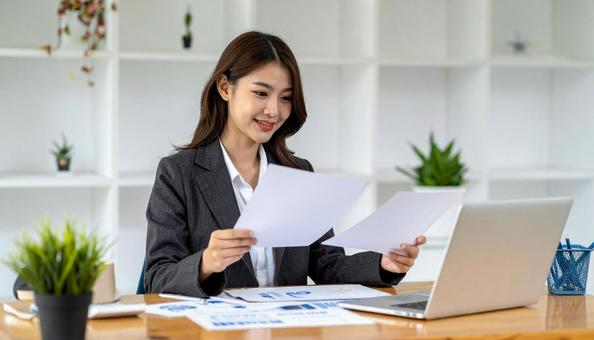 資料作成・分析をするビジネスマンの写真