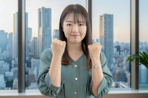 タワマンビル群とガッツポーズする女性 女性,ガッツポーズ,笑顔の写真素材