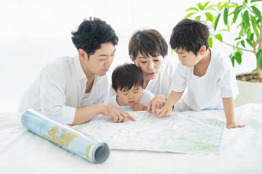 Parents and children studying happily using maps ・ Parents and children planning trips using maps, отцовство, образование для маленьких детей, путешествие, JPG