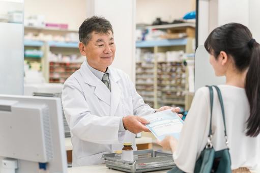 薬局・病院で薬を処方する薬剤師(処方箋) 薬局・病院で薬を処方する薬剤師(処方箋) 薬剤師,薬局,処方せんの写真素材