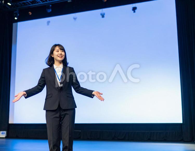 ステージ上でプレゼンをする女性 女性,プレゼン,ビジネスの写真素材