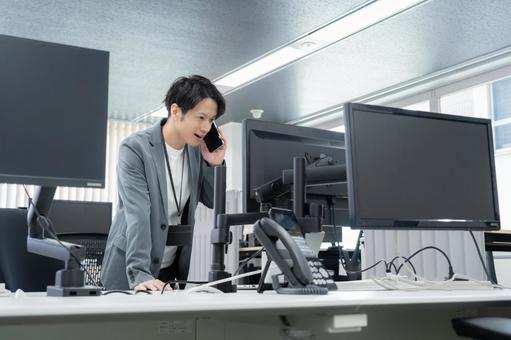 オフィスカジュアルの若い男性エンジニア オフィスカジュアルの若い男性エンジニア ビジネス,オフィス,エンジニアの写真素材