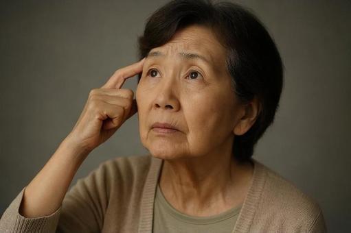 物忘れをした高齢女性の写真