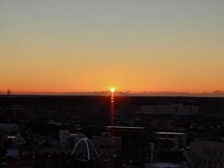冬の街に朝日が昇る 朝焼け,朝日,夜明けの写真素材