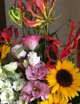 生け花 生け花 生け花,ひまわり,グロリオサの写真素材