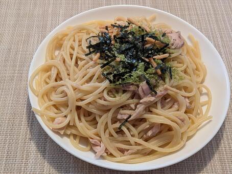 大雪前の昼に自宅で食べたツナスパゲッティ スパゲッティ,ツナ缶,お茶漬け海苔の写真素材