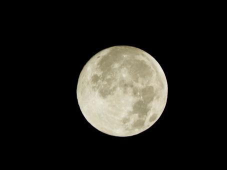 2025年10月6日の月8 2025年10月6日の月8 月,中秋の名月,十五夜の写真素材