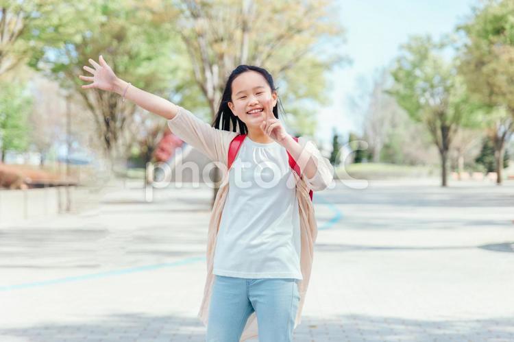 ピースする小学生の女の子 小学生,子供,女の子の写真素材