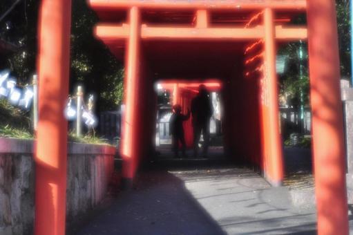 赤い鳥居 鳥居,赤,親子の写真素材