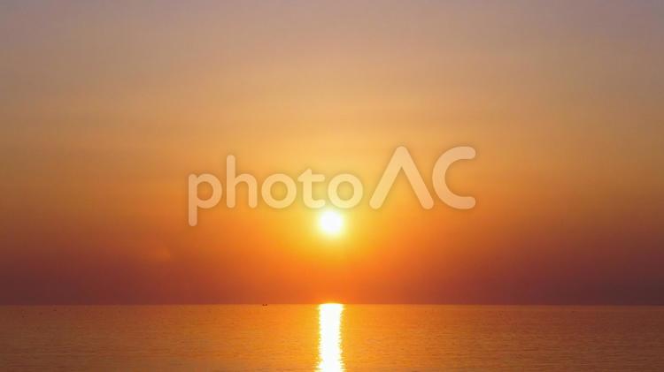 凪の海に沈む夕日 凪,静かな,水平線の写真素材