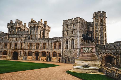 ウィンザー城の広場と像 ウィンザー城の広場と像 ウィンザー城,イギリス,広場の写真素材