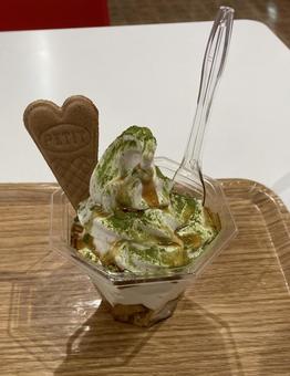 抹茶＆黒みつ和サンデー ハート,ソフトクリーム,デザートの写真素材