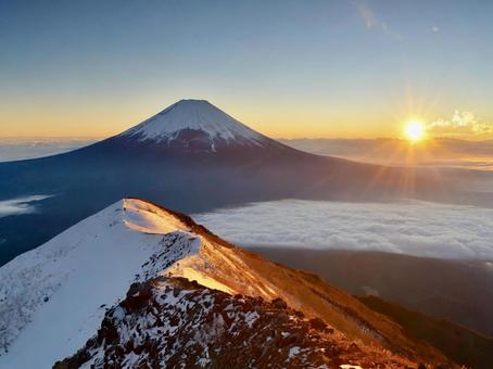夕焼けが綺麗な空・山 夕焼けが綺麗な空・山の写真