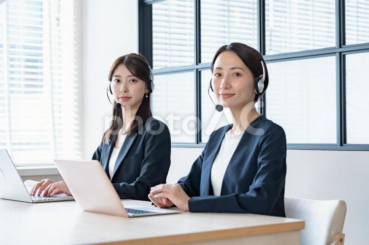 オペレーター女性・二人 女性,ビジネスウーマン,オペレーターの写真素材